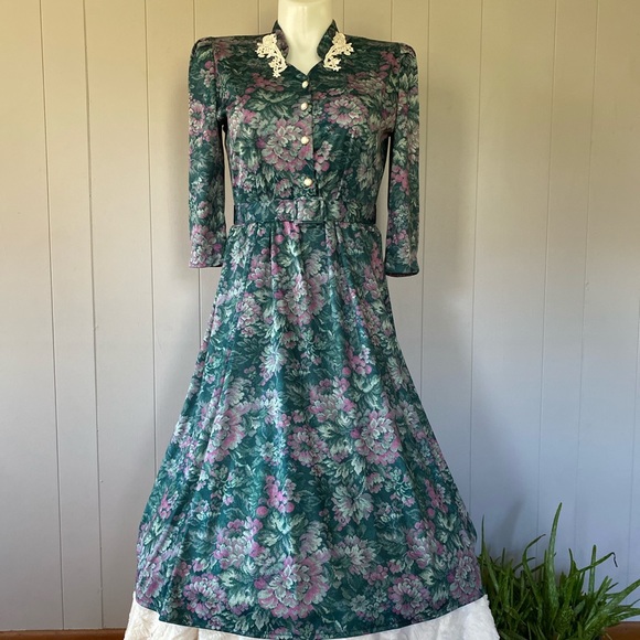 Vintage Dresses & Skirts - vintage 60s Tabby of California tapestry floral print dress